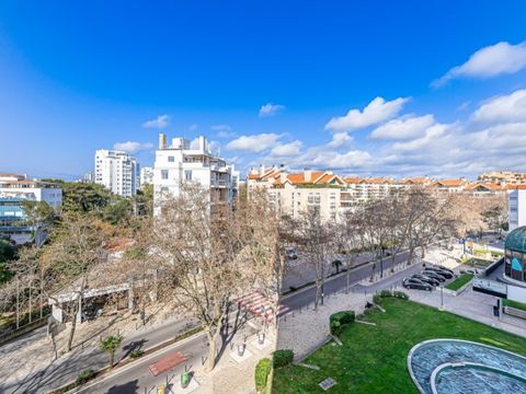 A very well-designed apartment located in a condominium with swimming pool, just a few minutes' walk from the historic center of Cascais and the beautiful seafront promenade and beaches. With modern lines and lots of light, this wonderful apartment c...