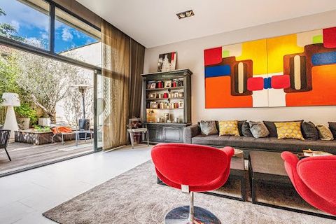 Nicolson Realty is exclusively presenting a town house that is as remarkable as it is spacious in Boulogne Billancourt, with multiple exposures and in a quiet location. More than just a house, this is a truly multi-faceted residence, with terraces, a...