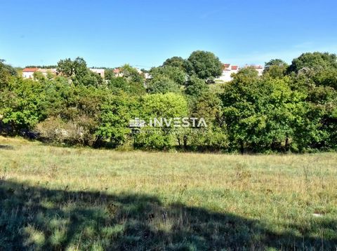 For sale is a spacious building plot in the vicinity of Vodnjan in the direction of Svetvinčent, with an area of approx. 2,500 m2. In addition to 2,500 m2 of construction land, the price also includes approx. 6,500 m2 of agricultural land, so for thi...