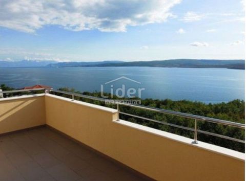 JADRANOVO Beautiful two-story apartment in the first row from the sea with a unique view of the entire Kvarner, located in a smaller residential building with only four apartments. Extremely peaceful environment. On the ground floor there is an open ...