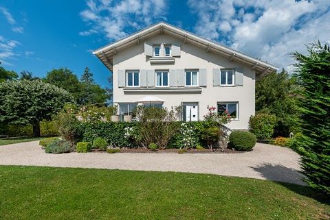 GLEIZE CENTRE VILLAGE, quartier résidentiel, magnifique emplacement pour cette jolie maison de famille nichée au fond d'une impasse. Construite en 1954 et entièrement restaurée aussi bien à l'extérieur qu'à l'intérieur, elle se déploie sur environ 29...