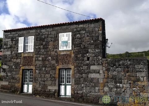Eigendom van typologie T4, gebouwd in basaltsteen metselwerk, typische constructie van de Azoren, gerangschikt op twee verdiepingen. Gebouw gelegen in een rustige omgeving met uitzicht op de zee en de berg Pico, dicht bij de badzone van 