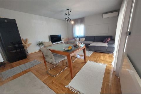 Location: Zadarska županija, Zadar, Višnjik. We offer a one-room, fully furnished apartment. The property located on the high ground floor consists of a living room with a dining room and kitchen, a hallway, a bathroom, a bedroom and a closed terrace...