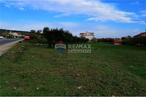 Location: Zadarska županija, Posedarje, Posedarje. Two attractive building plots for sale on the Adriatic Highway at the main entrance to Posedarje. The area of the smaller land is 871 m2, and the area of the larger plot is 1454 m2. They are sold tog...
