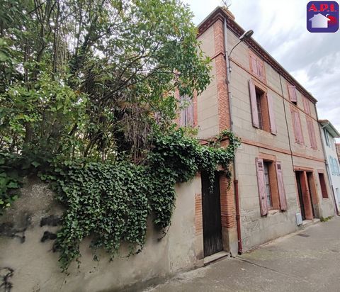 TOWN HOUSE Town house of approximately 132 m² to renovate. It consists on the ground floor of a living room and a kitchen opening onto a charming garden, a bedroom, a bathroom and a WC with access to the cellar. On the 1st floor, 4 bedrooms and a bat...