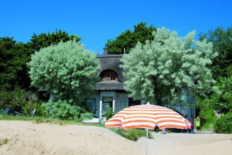 Het vakantieappartement 991 bevindt zich in een huis met rieten dak direct aan het strand aan de Oostzee.