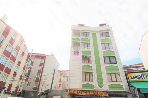 Duplex-Wohnung mit 5 Schlafzimmern in der Nähe der Bushaltestelle in Istanbul Arnavutköy Die Maisonette-Wohnung befindet sich im Stadtteil Arnavutköy in Istanbul. Arnavutköy liegt im Norden von Istanbul und ist ein idealer Stadtteil für Familien. Auß...