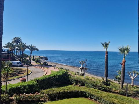 This is an amazing, super-luxury, 3-bed, 2-bath frontline beach home. It's currently undergoing a top quality renovation, set to finish in July 2024. Situated on Estepona's sought-after New Golden Mile, this apartment represents a great opportunity. ...