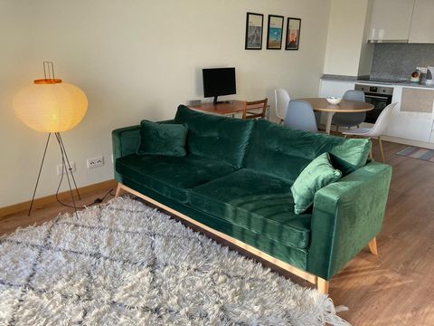 Welcome to your new home on the 5th floor of a contemporary building on Rua Pinto Bessa. This stylish and centrally located apartment offers the perfect blend of comfort and convenience. Prime Location: Just a 7-minute stroll to Campanhã, Heroísmo, a...