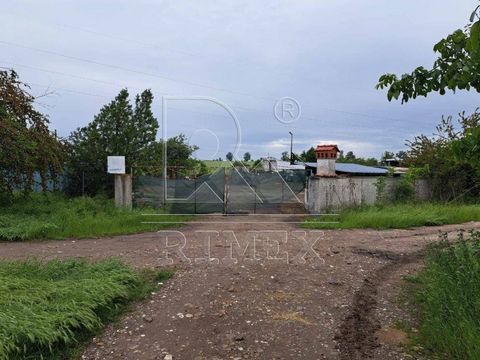 Oferta 81750 Rimex Imoti ofrece un terreno industrial (almacén) con una superficie de 1500 metros cuadrados. Sadovo, zona de Balak Sart. La propiedad se encuentra frente a la carretera principal Sadovo-Cheshnigirovo, rodeada por una densa valla y un ...