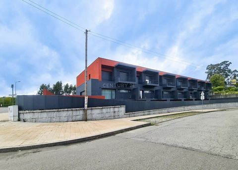 Moradia em condomínio fechado c/piscina e parque infantil a 32minutos do Porto e a 3,6km da A4 ___________________________________________________ DESCRIÇÃO DE ÀREAS PISO -1 _____ - Hall - Garagem - Escritório - Wc de serviço PISO O _____ - Hall - Co...