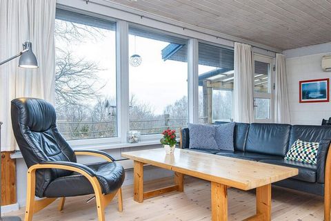 Cottage situato su un terreno in pendio circondato da alberi. La casa è stata completamente ristrutturata nel 2004 con i.a. pavimenti in legno in soggiorno, cucina e camera da letto oltre a cucina ed elettrodomestici. La casa ha un sacco di spazio pe...