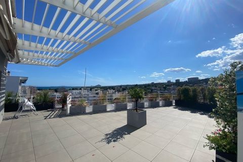 In a luxury building, superb 4-room apartment of 107m2 on the top floor with a huge 127m2 terrace with panoramic views of the city, the sea and the mountains. The apartment consists of an entrance with cupboard, a double living room with fitted kitch...