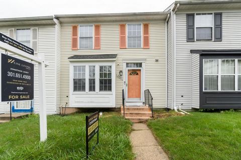 Welcome to Forestville Park subdivision! This inviting townhome with 3 bedrooms, 3 full bathrooms, 1 half bathroom, with 3 levels of living space. The main level features spacious floor plan with an eat in style kitchen with all stainless steel appli...