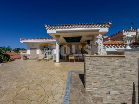 Reference: 04126. We present a luxurious Front Line villa in the exclusive Parque la Duquesa complex, located in one of the most privileged areas of Tenerife: Bahía del Duque. On the main floor, you will find a spacious fully furnished living room, a...