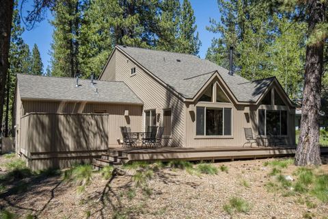 Located right in the heart of Sunriver, this home offers easy access to all the amenities, walk to the Village and spa or bike to the aquatic center, but still enjoy the peacefulness of unobstructed common area views from your living room or deck. Th...