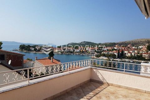 Šibenik, Žaborić, a beautiful well-maintained closed house of 260 m2 with a landscaped garden of 360 m2. It has a mooring for a boat up to 10 meters long, only 100 meters from the house. The house comes with a speedboat super BOSTON WHALER OUTRAGE 24...