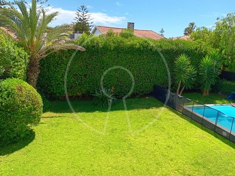This charming villa with a magnificent garden offers total privacy on a 620sqm plot and is located close to all essential services in the Bairro do Rosário. On the ground floor, there is a sunny living and dining room with a fireplace leading directl...