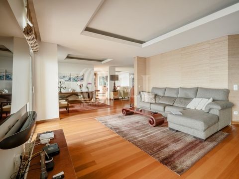 6-bedroom apartment with 291 sqm of gross private area, in a private condominium with a garden and an unobstructed view of the sea and Formosa Beach, in Funchal, Madeira. It comprises two living rooms of 39.5 sqm and 25 sqm, a kitchen, six bedrooms, ...