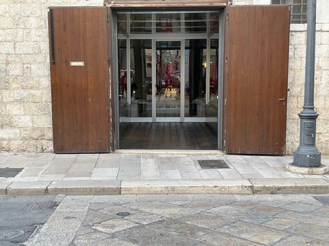 PUGLIA - BARLETTA - CORSO VITTORIO EMANUELE We offer for sale a prestigious income-producing commercial space in Barletta, located in a strategic position in the city. The property is currently rented, which makes it a good opportunity for those wish...