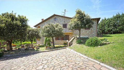 STENEN VILLA IN DE HEUVELS VAN UMBRIË OVERZICHT VAN DE WONING EN DE LOCATIE Elegante villa te koop omgeven door de glooiende heuvels van Umbrië, op slechts 20 minuten van het historische centrum van Orvieto, een van de mooiste en meest fascinerende d...