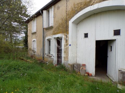 Karakteristiek huis van 145 m2 op een bebost perceel van 1881 m2, bestaande uit 4 slaapkamers, een oude keuken met nissen en een keuken uit de jaren 80. Het bestaat uit een oude varkensstal omgebouwd tot een wasruimte van ongeveer 37 m2, evenals een ...