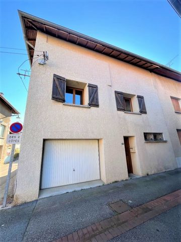 Découvrez cette charmante maison de village située au cœur de Saint-Étienne-De-Saint-Geoirs, offrant 2 chambres et une spacieuse loggia pour profiter de moments agréables. Idéale pour primo-accédants, cette habitation offre un espace de vie fonctionn...