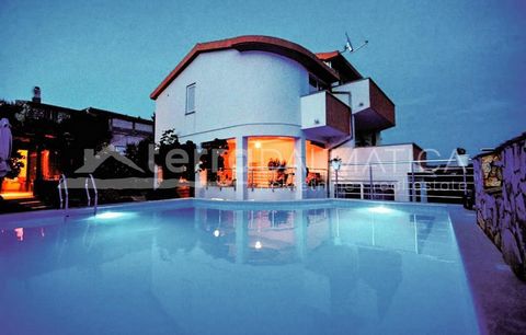 A Vinišće è in vendita una casa vacanze in una posizione idilliaca. E' immerso nel verde e gode di una bellissima vista mare. La casa è composta da tre unità abitative. Al piano terra si trova un accogliente trilocale con soppalco. La zona giorno è u...