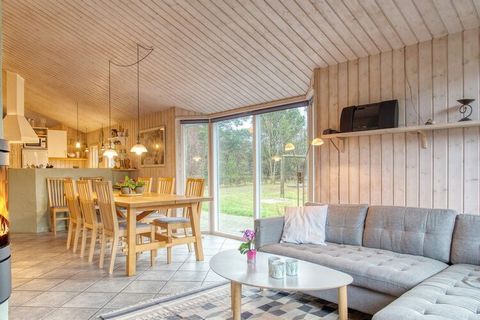 Dieses geräumige, helle Ferienhaus liegt in der schönen Naturlandschaft bei Thorup Strand in Nordjütland, nahe Wald und Strand. Im hell eingerichteten Inneren gibt es viel Platz, auch für zwei Familien. Das Ferienhaus verfügt über zwei Badezimmer, ei...