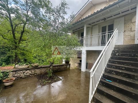 5 Minuten von CADILLAC entfernt, einstöckiges Steinhaus von ca. 130m2, bewohnbar, mit angrenzendem Carport und Garten. Bestehend aus vier Schlafzimmern, darunter eine Master-Suite, zwei Badezimmer, eine Toilette, eine ausgestattete Küche und ein hell...