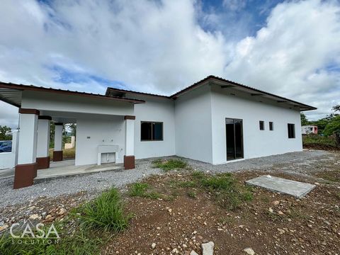 Nieuwbouw huis te koop in Alto Boquete, Boquete, Chiriqui. Deze woning ligt op een vlak perceel van 791 vierkante meter en heeft een schilderachtig uitzicht op de bergen. Met drie slaapkamers, twee badkamers en een terras biedt het comfortabele woonr...