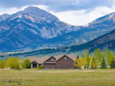 Ervaar de schoonheid van Montana met dit prachtige luxe huis, genesteld in een pittoreske buurt die verfijning en rust perfect combineert. Loop het pad naar de ingang van het huis, omgeven door een prachtig landschap. Als u door de voordeur stapt, vo...