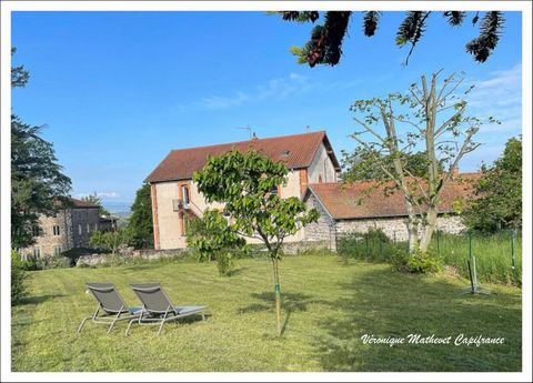 EN EXCLUSIVITE A 20 KMS de Roanne Trois niveaux de 100m2 avec séjour de 48m2, cuisine séparée avec accès directe à la terrasse sans vis à vis, 7 chambres et home cinéma. Maison pleine de charme , alliant l'ancien et le moderne , grande pièce, hauteur...