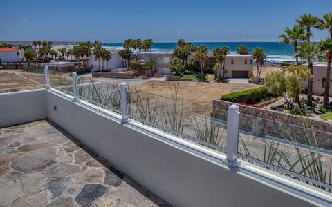 Villa à beira-mar Punta Piedra com vista desobstruída para o mar Experimente o epítome da vida costeira nesta requintada casa à beira-mar de 4 quartos e 3,5 banheiros, localizada a apenas um minuto a pé de uma praia de areia intocada. Aninhada na cob...