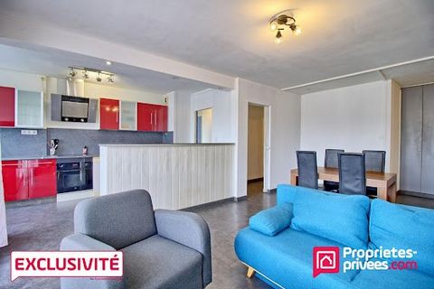 Trélazé 5' z Angers Apartament T3 o powierzchni 72 m² położony w małym kondominium o 3 piętrach. Wejście prowadzi do licznych szafek, salonu, otwartej i wyposażonej kuchni zapewniającej piękną przestrzeń mieszkalną o powierzchni 36 m². Ta nieruchomoś...