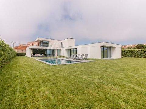 Detached 3-bedroom villa with a gross private area of 364 sqm, heated swimming pool, garden, sea views, and a garage for three cars, set on a plot of 2,000 sqm, near Granja Beach in Vila Nova de Gaia, Porto. With two floors, built in 2020, designed b...