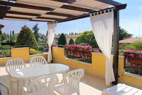 Located close to a lake, this comfortable holiday home in Lazise has a shared swimming pool for refreshing in hot summer days. The 2-bedroom property is good enough for a family of 4 or a small group of friends. Gardaland (the biggest Italian amuseme...