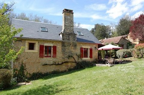 Mooie set van drie oude stenen gebouwen. Oorspronkelijk behoorden de gebouwen tot een grote boerderij met een hoofdgebouw en tal van bijgebouwen. In de jaren 1980 werd de boerderij gesplitst en werd de huidige eigenaar eigenaar van de drie gebouwen. ...