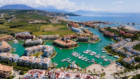 Restaurante en traspaso en el Puerto Deportivo de Sotogrande. Excelente ubicación privilegiada y soleada en zona comercial muy transitada. Local comercial de 200 metros cuadrados con amplia terraza exterior; Almacenamiento adicional de 200 metros cua...