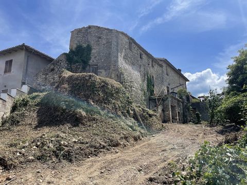 In Castel Ritaldi, in der Nähe von Spoleto, im charmanten Weiler Colle del Marchese, bieten wir ein faszinierendes Gebäude zum Verkauf an, das komplett renoviert werden soll und sich in den historischen Mauern der alten Burg befindet. Dieses Gebäude ...