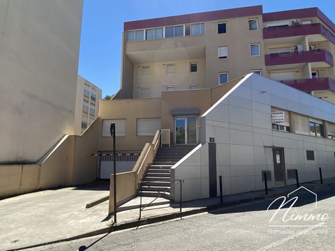 NIMES MONTAURY POMPIDOU OFFICES. In a condominium with elevator, these are offices with a total surface area of approximately 94.78 m2 LC, fully air-conditioned. Including a waiting room, 2 offices, a meeting room, a pantry, a kitchen and a toilet. P...