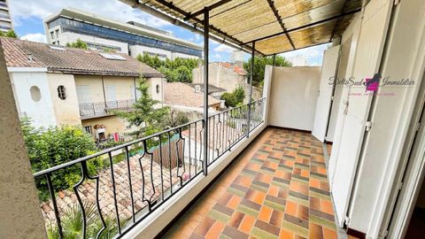 Bordeaux - Rue Guillaume Leblanc, near Tram. VIDEO ON DEMAND OR ON OUR WEBSITE In a human-sized building of 6 lots, built in 1974, come and visit this type 3 apartment of 68 m2 of living space, including entrance, living room, closed kitchen, two bed...