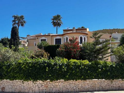 The Villa offers a quiet location at the end of a cul-de-sac in Javea, with panoramic open views and a swimming pool to enjoy with family and friends. It is ideal both for permanent living and for vacations, providing a serene and relaxing environmen...