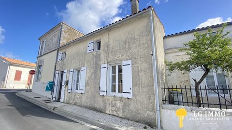 Venez découvrir cette charmante maison de ville de 91m2 avec à 20m, un garage et un jardin clos de 30m2. Elle est située au calme dans une impasse. Cette maison comprend au rdc : un espace entrée/cuisine de 11.30m2, un wc indépendant, une salle d'eau...