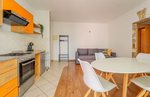Location: Istarska županija, Novigrad, Novigrad. Opportunity! Istria, Novigrad Just a 3-minute easy drive from the center of Novigrad and beautiful beaches is this excellent fully furnished apartment! The apartment is located on the 2nd floor of a re...