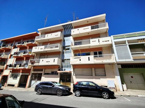 Situé au cœur de la ville de Loulé, ce magnifique appartement de 3 chambres avec deux façades, des balcons et une terrasse commune au sommet de l’immeuble. Avec des surfaces généreuses, cette propriété est parfaite pour ceux qui cherchent à vivre dan...