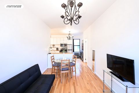 PRIX DE VENTE ! Concept ouvert de 2 chambres à coucher avec un grand potentiel nouveau sur le marché au 307 West 153rd St #19. Située sur un pâté de maisons avec d’autres bâtiments à étages bas, l’unité 19 est remplie de lumière du soleil orientée no...