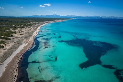 Deze prachtige, volledig gerenoveerde villa ligt in het charmante kustplaatsje Son Serra de Marina, op slechts enkele minuten lopen van het strand. Gelegen tussen natuurreservaten aan zowel de west- als de oostkant van dit pittoreske vissersdorpje, b...