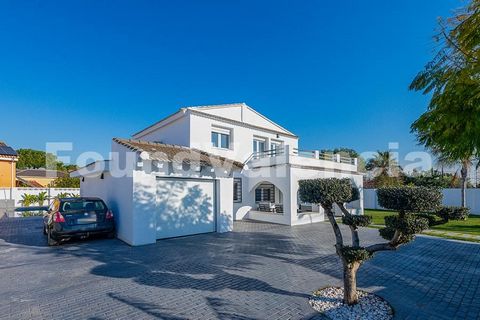 Elegante Mediterrane Villa te Koop Dichtbij La Eliana, Valencia Found Valencia is verheugd deze prachtige woning te presenteren, die perfect stijl, comfort en functionaliteit combineert op een toplocatie nabij La Eliana, Valencia. Gelegen op een perc...