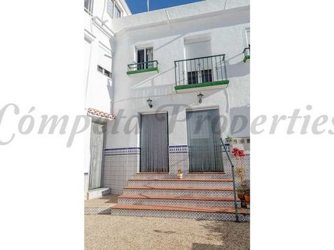 This is a traditional townhouse in Cómpeta, just a few meters from Almijara Square, close to local shops and typical village restaurants. Upon entering, a staircase leads to the main door, opening into a spacious and bright open-plan area with the ma...